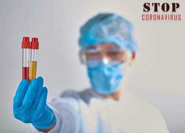 Coronavirus COVID19 'un arka plan fotoğrafını durdurun. Doktor bulanık portre, tıbbi geçmiş, şablon, duvar kağıdı. Coronavirus hastalığı 