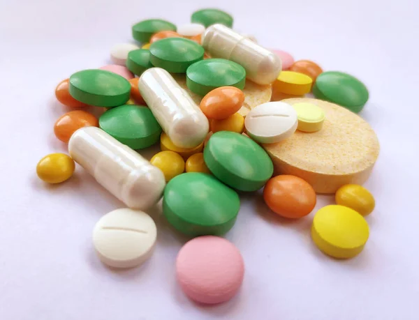 Stapel Kleurrijke Pillen Medicijnachtergrond Tabletten Voorgeschreven Voor Verschillende Ziekten Gezondheidszorg — Stockfoto