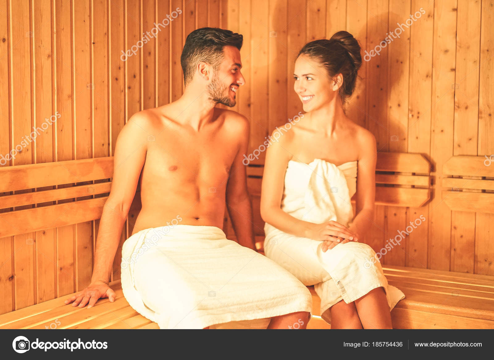 Pareja Joven Relajándose Dentro Una Sauna Para Limpiar Refrescar