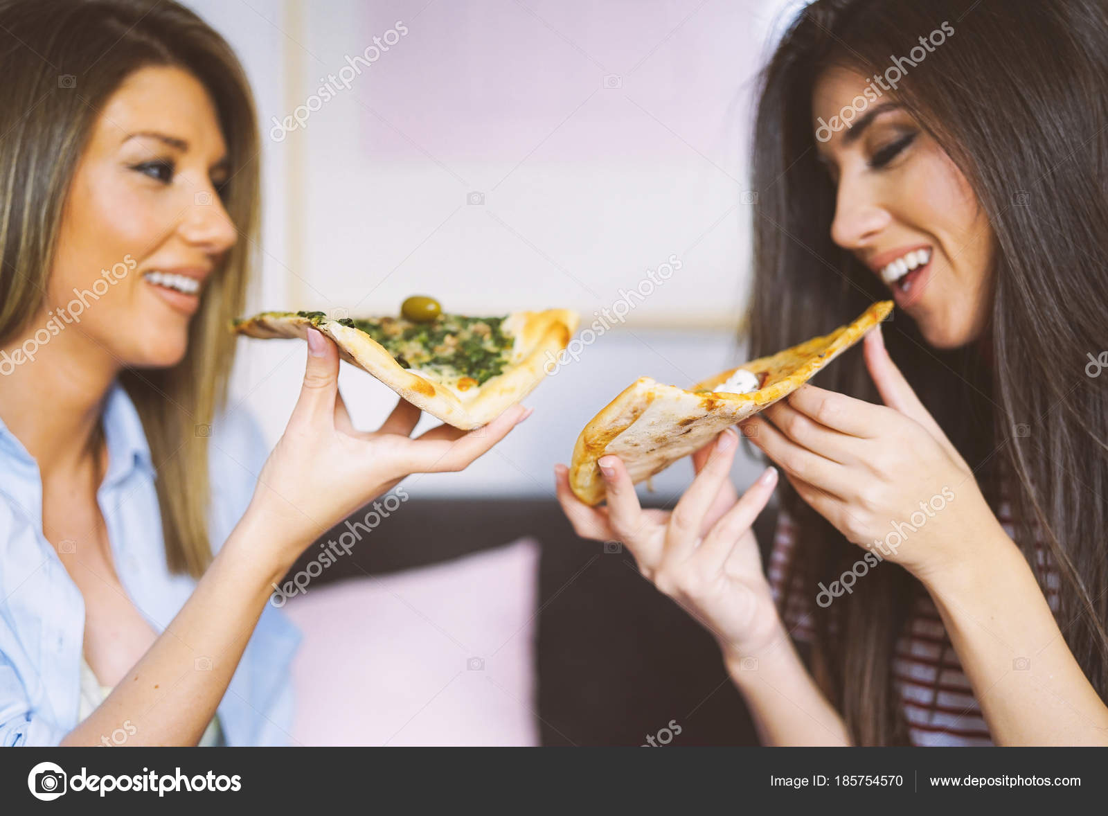 Junge Schöne Frauen Die Hause Leckere Italienische Pizza ...