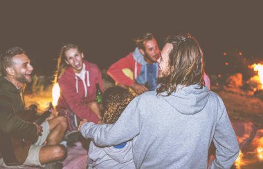 Mutlu arkadaş bira içme ve müzik ile kamp yapma parti çadır - eğleniyor ve birlikte gülerek açık gençler - dostluk, kutlama, kamp, yaşam kavramı