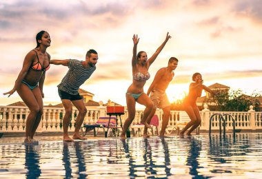 Mutlu arkadaş günbatımı - gençler parti içinde özel tesisi tropikal tatil - dostluk, tatil ve gençlik yaşam tarzı kavramı yaparak eğleniyor, havuza atlama grubu