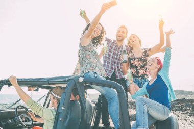Mutlu arkadaş parti bir jip araba - gençler eğleniyor yapım grubu şampanya içmek ve çekici fotoğraf selfie road trip - dostluk, partilerini gençlik bağımlılığı yaşam tarzı kavramı sırasında