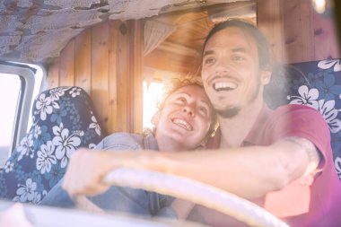Vintage bir minibüs - seyahat insanlar içinde gülümseyen mutlu çift için bir yolculuğa bir van camper - tatil, sevgi, ilişki yaşam tarzı kavramı ile sürüş heyecanlı