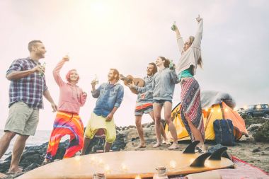 Dans ve having fun kamp - genç parti bir plaj yapma mutlu arkadaşlar gülen ve içki bira kamp sonraki okyanus - süre seyahat, tatil, yaşam kavramı kişi