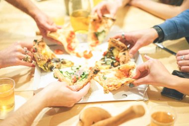 Farklı dilim lezzetli İtalyan pizza evde alarak insanların elinde yakın çekim - grup arkadaşıyla birlikte bir yemek yeme keyfini gıda ve bira - dostluk kavramı içme götürün. yaşam tarzı, öğle yemeği