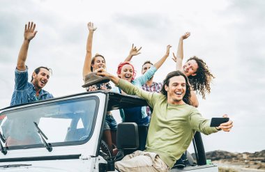 Grup selfie mobil akıllı telefon ile jeep araba - gençler eğleniyor alarak mutlu arkadaşıyla fotoğraf onların yol - dostluk, tatil sırasında yapma, gençlik tatil yaşam tarzı kavramı