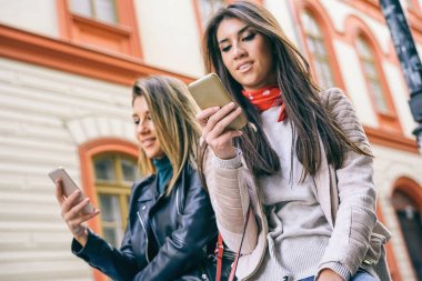 Bir kentsel alanda genç kadının..... istimal hareket eden telefon - Happy friends sosyal medya ağında açık bağlama - şehirde insanlar yeni smartphone teknoloji - Focus sağ taraftan bağımlısı