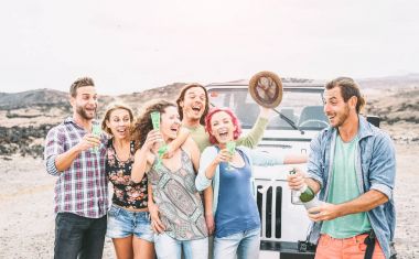 Grup parti çöl - eğlence seyahat insanlar yapmak mutlu arkadaşıyla şampanya prosecco ile jeep araba - dostluk, tatil, onların yol gezisi sırasında içki tatil yaşam tarzı kavramı