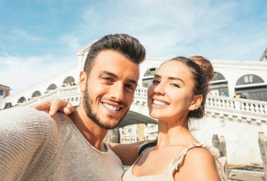 Venedik - onların gezi sevgiliyi Köprüsü, Rialto Venedik onların balayı içinde altında dururken fotoğraf çekimi vaktinizi bir selfie alarak güzel genç Çift