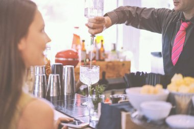 Yumuşak, ona içki bar counter - profesyonel barmen - kavramı, Lifestyle, iş, eğlenceli - kişilere açık Amerikan barda bir kokteyl hizmet bekleyen genç kadın odaklanmak camına