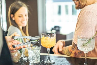 Barmen kireç - Happy friends içecekler bar - insanlar, eğlence, yaşam kavramı - Amerikan odak kontuarında üst kristal cam üzerinde bekleyen dökme kokteyl hazırlama
