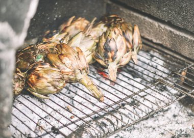 -Taze sebze ahşap Barbekü Izgara - kavramı sağlıklı gıda ve geleneksel yemek açık öğle yemeği Barbekü için doldurulmuş enginar pişirme kişi var