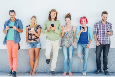 Genç seyreden bir duvar - yeni teknoloji - kavramı sosyal ağ eğilimleri gençlik bağımlılığı bağımlısı üretimi eğilerek onların akıllı cep telefonları