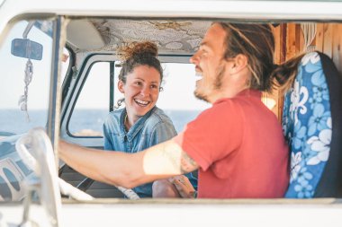 Mutlu çifte bir ROADTRIP - van camper - tatil, sevgi sahil yanındaki sürüş yolcuları yapma bir vintage minibüs içinde yaşam tarzı kavramı seyahat