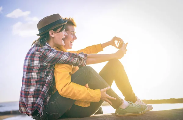 Pareja Lesbiana Feliz Tomando Una Selfie Con Cámara Teléfono Inteligente — Foto de Stock