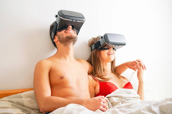 Glückliches Liebespaar Mit Virtual Reality Brille Bett Unter Weißen Laken — Stockfoto