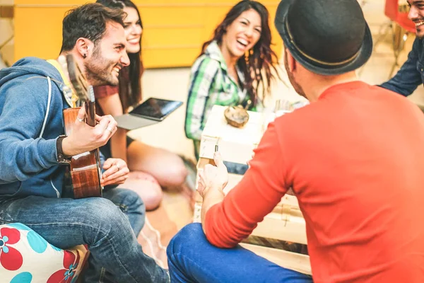 Grupo Amigos Divirtiéndose Sala Estar Casa Jóvenes Felices Tocando Música — Foto de Stock