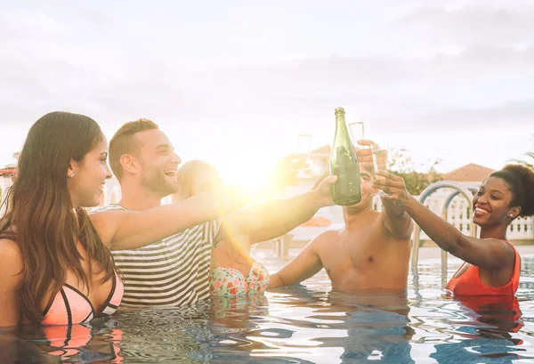 Счастливые Друзья Веселятся Шампанским Молодые Люди Смеются Веселятся Бокалы Игристого — стоковое фото