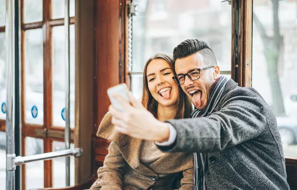 Happy Young Couple Taking Photos Using Mobile Smart Phone Camera — Stock Photo, Image