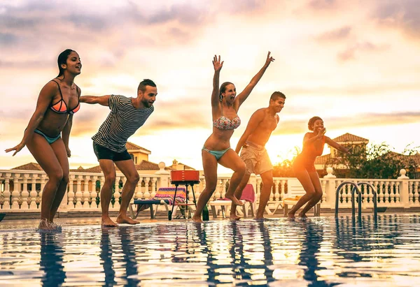 Grupo Amigos Felices Saltando Piscina Atardecer Jóvenes Divirtiéndose Haciendo Fiesta — Foto de Stock