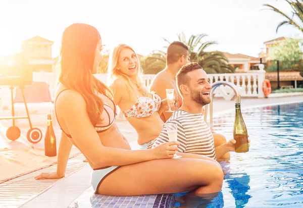 Group Happy Friends Making Pool Party Sunset Young People Laughing — Stock Photo, Image