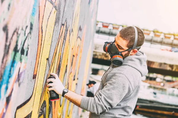 Artista Callejero Pintando Coloridos Graffiti Una Pared Bajo Puente Hombre — Foto de Stock