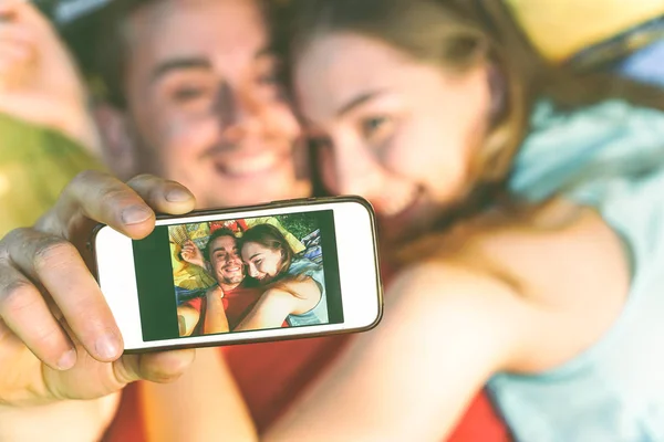 Pareja Joven Amantes Tumbados Hierba Tomando Una Selfie Con Teléfono —  Fotos de Stock