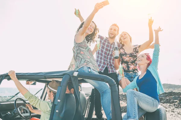 Grupo Amigos Felizes Fazendo Festa Carro Jipe Jovens Divertindo Bebendo — Fotografia de Stock