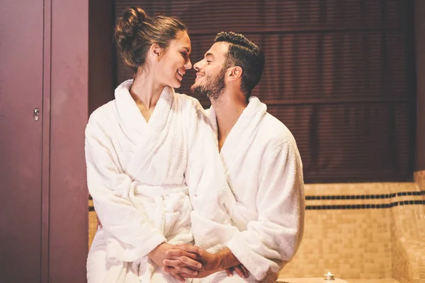 Onların tatil balayı - kucaklama romantik aşıklar öpüşme - romantik, samimi, ilişki kavramı - erkek yüzü yumuşak odak bir tutku an sahip çift hikaye sevgi dolu