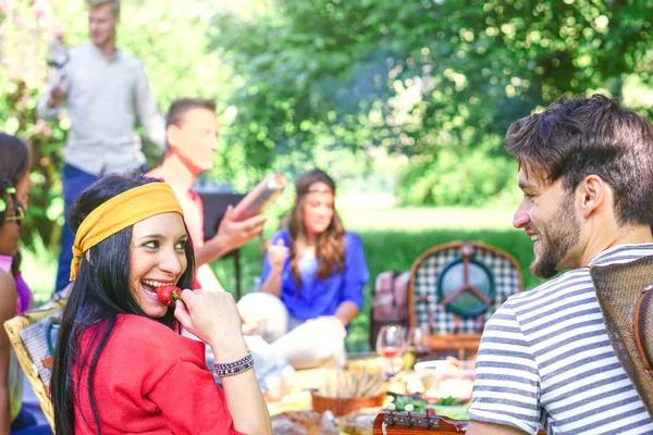 Mutlu Arkadaş Bir Parkta Piknik Barbekü Açık Genç Insanlar Bir — Stok fotoğraf