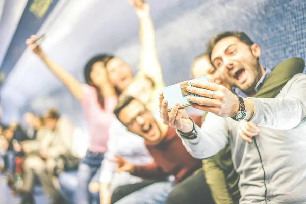 Amigos Felices Tomando Una Foto Selfie Utilizando Cámara Del Teléfono — Foto de Stock