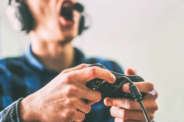 Joven Divirtiéndose Jugando Videojuegos Línea Usando Auriculares Micrófono Primer Plano —  Fotos de Stock