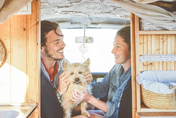 Pasangan Bahagia Memeluk Anjing Mereka Dalam Van Mini Kaum Muda — Stok Foto
