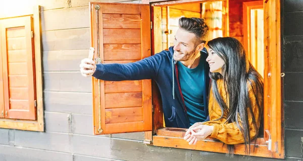Pareja Cariñosa Tomando Una Selfie Fuera Ventana Casa Madera Amantes —  Fotos de Stock