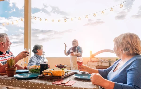 Fröhliche Senioren Beim Grillen Freien Senioren Genießen Gemeinsam Rotwein Und — Stockfoto