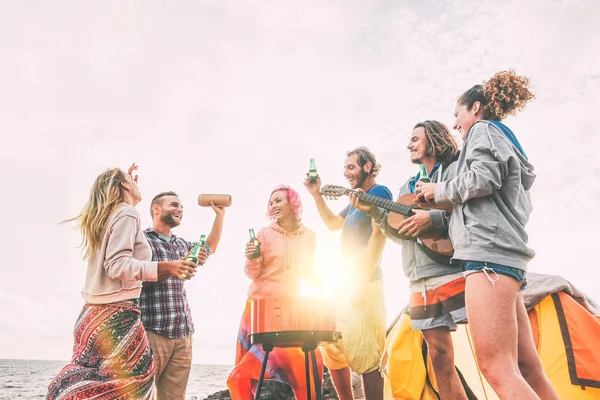 Grupo Amigos Tomando Cervezas Mientras Acampan Playa Gente Feliz Disfrutando — Foto de Stock