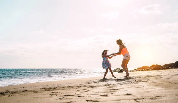 Gelukkig Liefdevolle Familie Moeder Dochter Hebben Plezier Het Strand Bij — Stockfoto