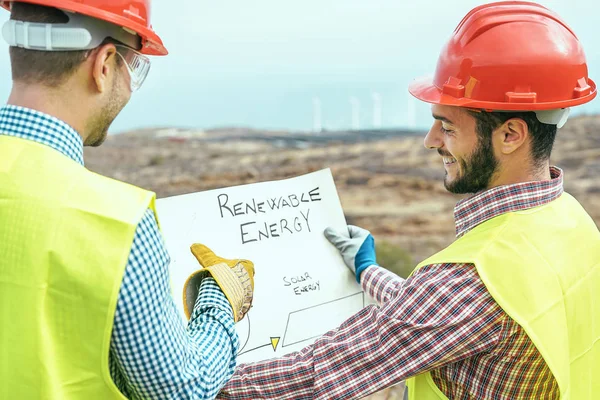 Trabajadores Ingenieros Leyendo Hablando Sobre Nuevo Proyecto Energía Renovable Dos — Foto de Stock