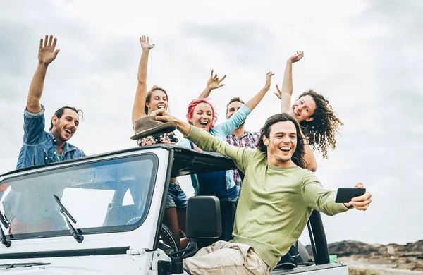 Grup selfie mobil akıllı telefon ile jeep araba - gençler eğleniyor alarak mutlu arkadaşıyla fotoğraf onların yol - dostluk, tatil sırasında yapma, gençlik tatil yaşam tarzı kavramı