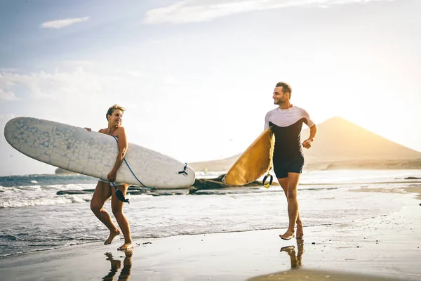 Young Couple Surfers Running Surfboards Beach Sunset Happy Lovers Going — Stock Photo, Image