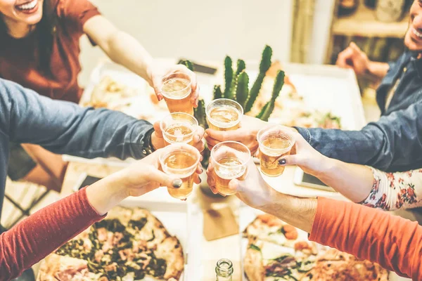 Grupo Amigos Desfrutando Jantar Brindar Com Cervejas Comer Levar Pizza — Fotografia de Stock