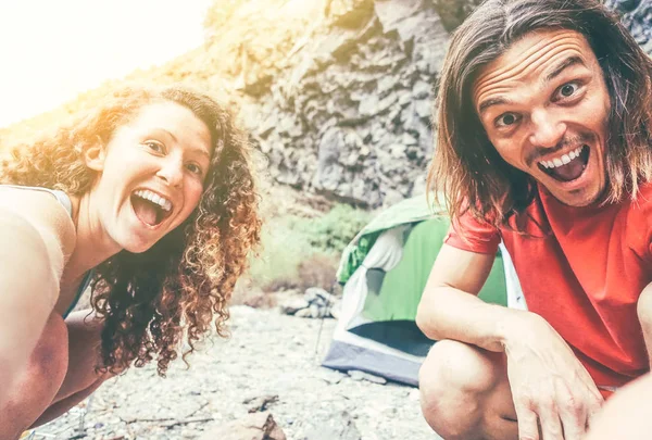 Feliz Pareja Amorosa Excursionistas Acampando Haciendo Una Selfie Usando Cámara — Foto de Stock