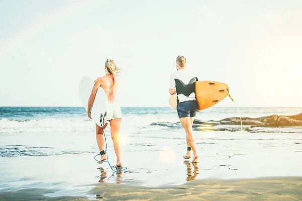 Young Surfers Couple Running Surfboards Water Sunset Healthy Sportive Friends — Stock Photo, Image