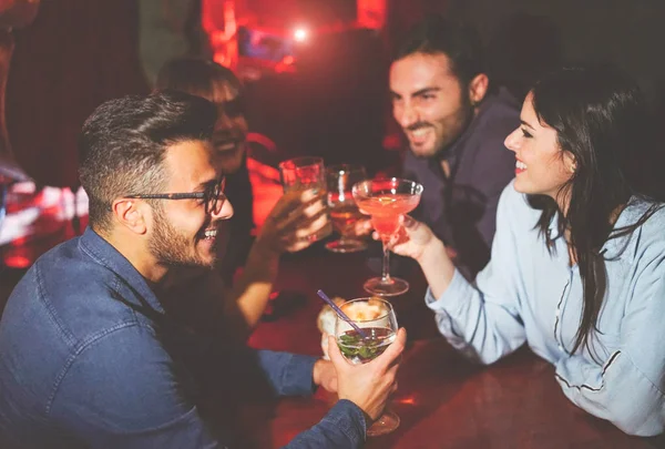 İçki ve kokteyller bir Jazz bar - tezahürat ve birlikte bir kulüpte gece - dostluk, lifestyle, gece hayatı kavramı gülüyor gençler kızartma mutlu arkadaşlar