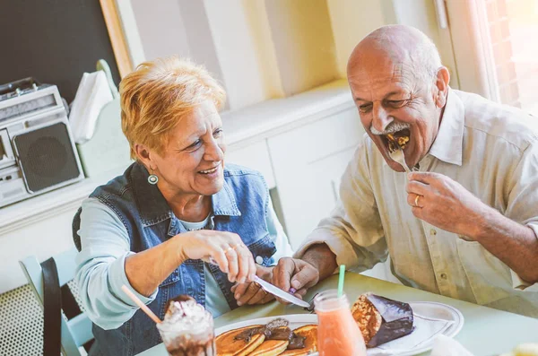 Szczęśliwa Para Starszy Jeść Naleśniki Śniadanie Barze Restauracji Starzy Ludzie — Zdjęcie stockowe