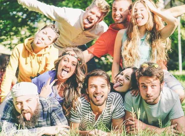 Grupo Amigos Divirtiéndose Juntos Tumbados Hierba Mientras Hacen Autorretrato Con — Foto de Stock