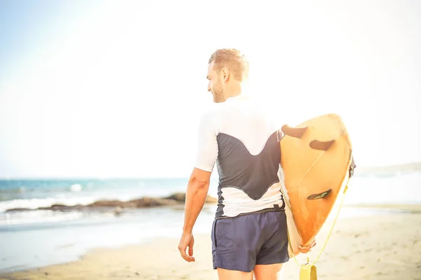 Junger Surfer Mit Seinem Surfbrett Auf Der Suche Nach Wellen — Stockfoto