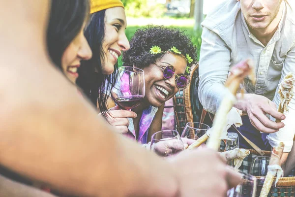 Kelompok Banyak Orang Memiliki Piknik Lezat Makan Dan Minum Anggur — Stok Foto