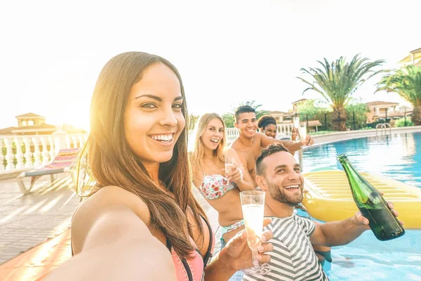 샴페인 Selfie 수영장 음주를 만드는 그녀의 친구와 알코올 청소년 라이프 — 스톡 사진